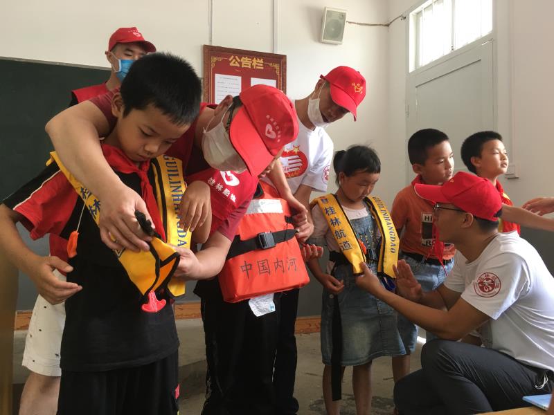开展“水上安全知识进校园”活动.jpg