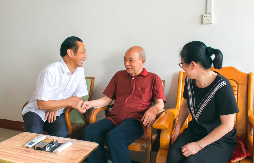 慰问老党员何泽林（中）.jpg