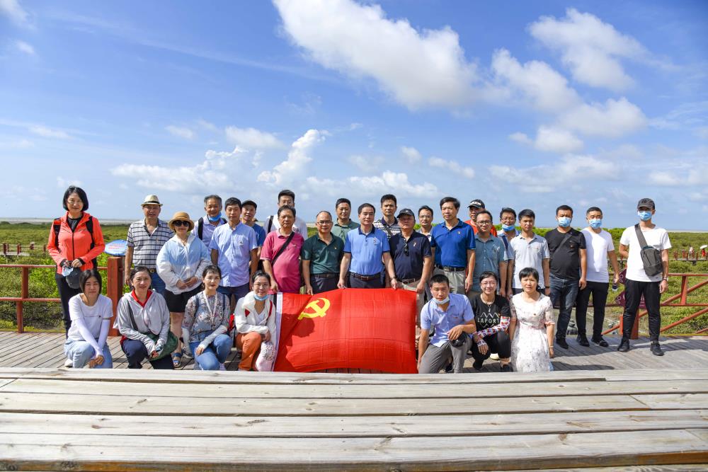 图为在金海湾红树林生态园区参观学习.jpg