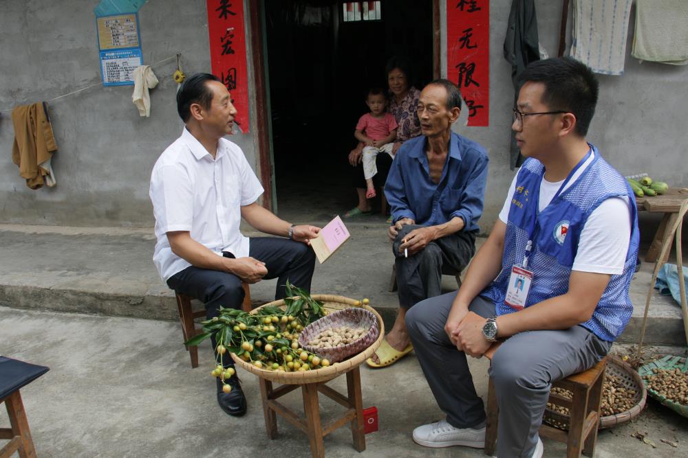 4、黎经文书记到藤县塘步镇南安村走访慰问贫困老党员2020.7.9.jpg