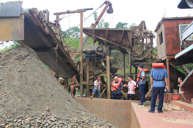 执法人员驱离?？吭谧浜蕉巫饕档牟缮按?png