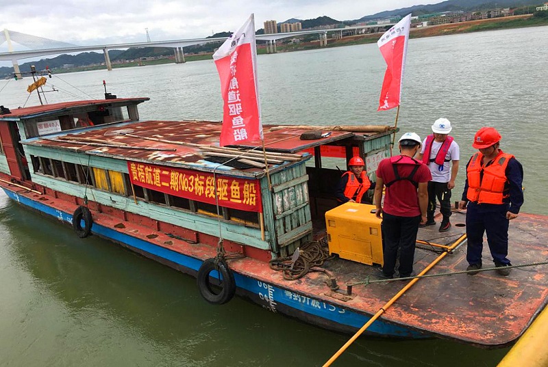 航道炸礁施工前运用驱鱼设备开展驱鱼活动_副本.jpg 航道炸礁施工前运用驱鱼设备开展驱鱼活动_副本.jpg