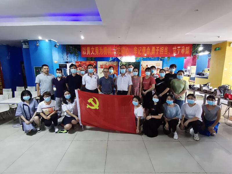 图为:观看《秀美人生》集体合影.jpg 图为:观看《秀美人生》集体合影.jpg