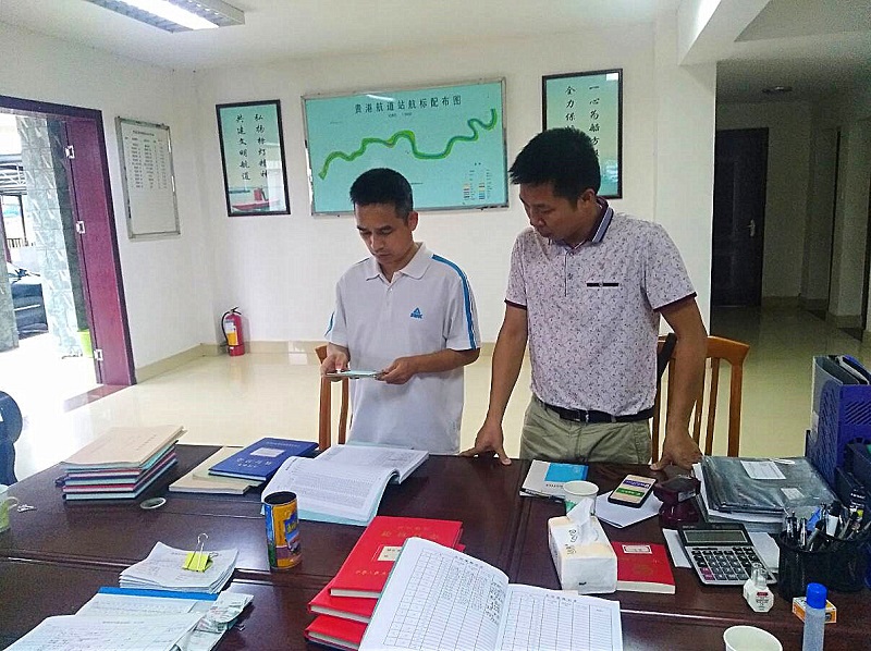 检查组人员检查出航工作记录情况.jpg 检查组人员检查出航工作记录情况.jpg