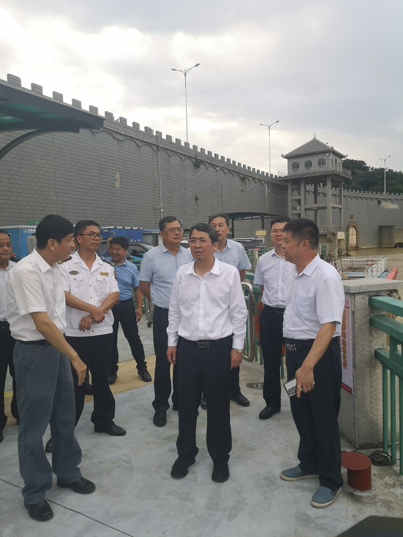 柳州市长吴炜一行到南车渡码头开展“两节”前安全生产及河长制巡河检查工作图片2.jpg 柳州市长吴炜一行到南车渡码头开展“两节”前安全生产及河长制巡河检查工作图片2.jpg