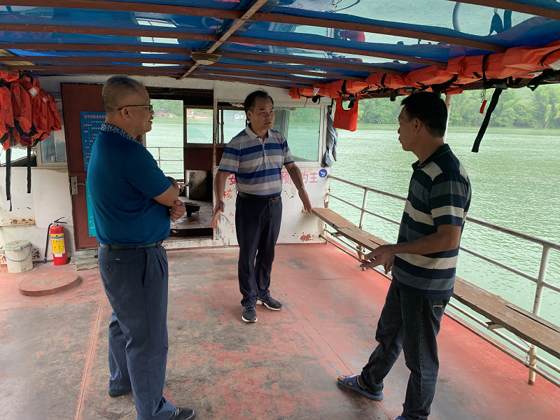 崇左市港航发展中心主任何月甫教育渡工要把群众安全放在第一位，并为渡工送上节日的祝福.png