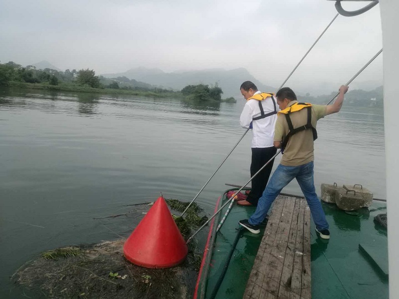 航标工人在清理航标2.jpg 航标工人在清理航标2.jpg