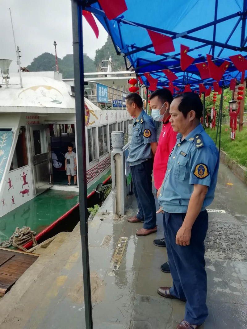 崇左市港航部门工作人员假日期间在一线维护秩序.png 崇左市港航部门工作人员假日期间在一线维护秩序.png