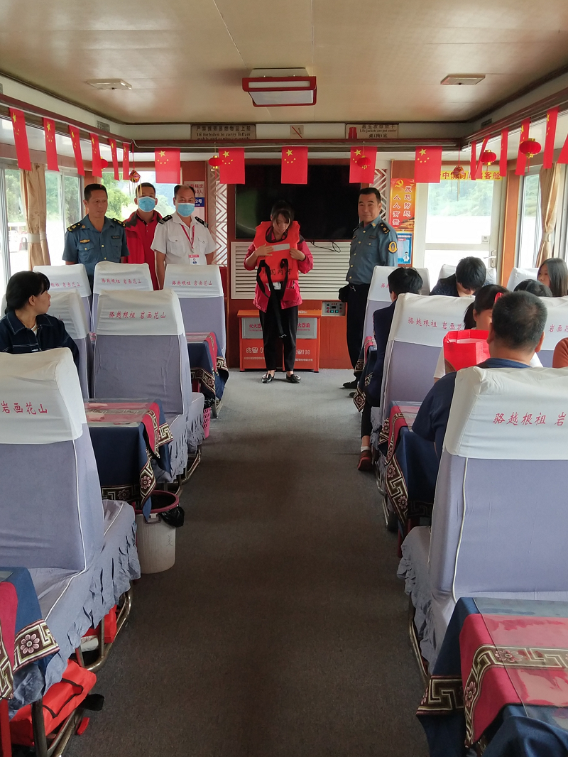 崇左市港航部门工作人员在客船上宣讲.png 崇左市港航部门工作人员在客船上宣讲.png