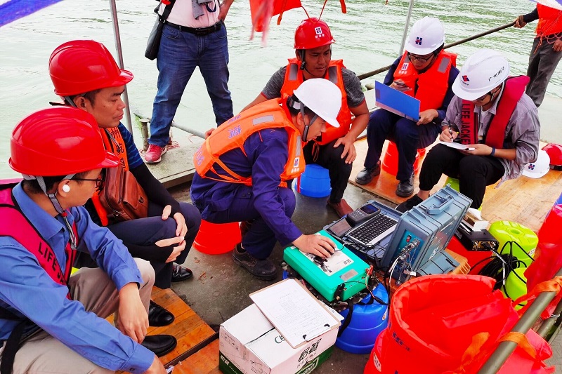 技术人员对检测质量控制.jpg 技术人员对检测质量控制.jpg