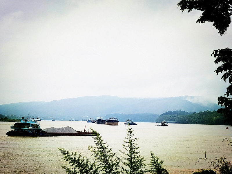 远眺繁忙的盐蛇滩航道.jpg 远眺繁忙的盐蛇滩航道.jpg