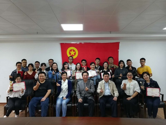 3.2020年“绽青春 耀港航”青年微视频比赛获奖者合影.jpg 3.2020年“绽青春 耀港航”青年微视频比赛获奖者合影.jpg