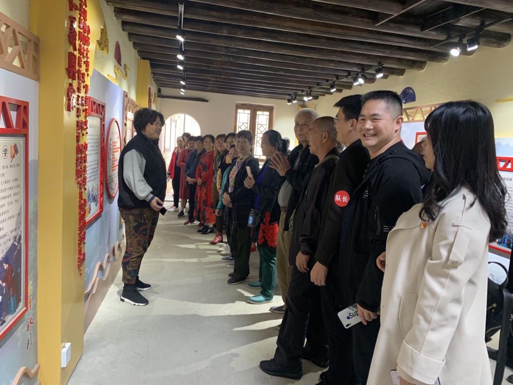 在教育基地展馆中，党员们细细聆听古今家风家训故事.jpg