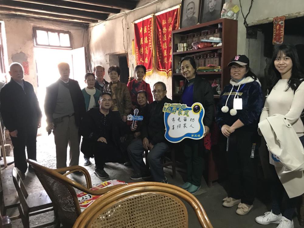 党员走访当地居民，了解家训背后的的家风故事.jpg