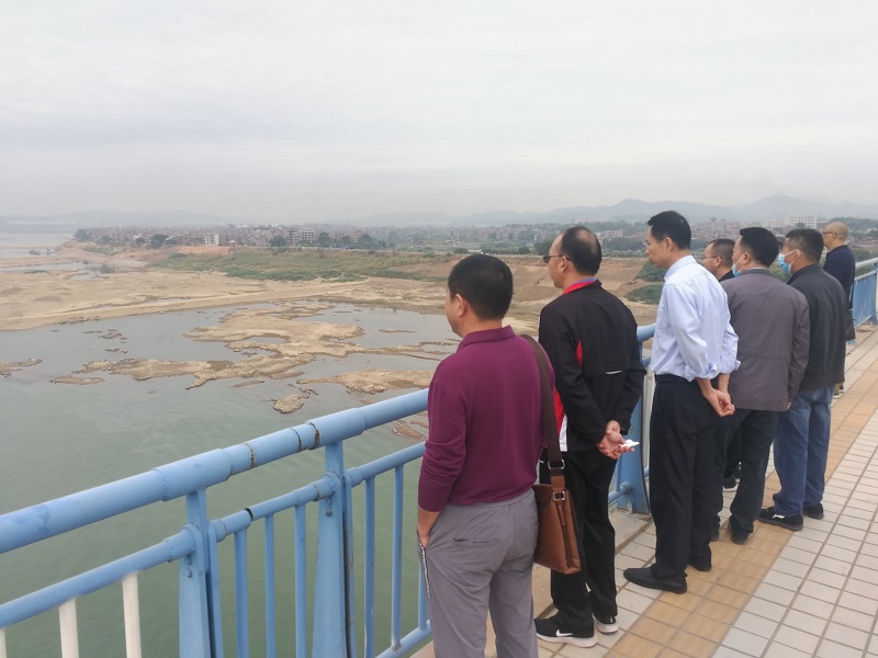 刘临雄指挥长带队察看施工现场.jpg 刘临雄指挥长带队察看施工现场.jpg