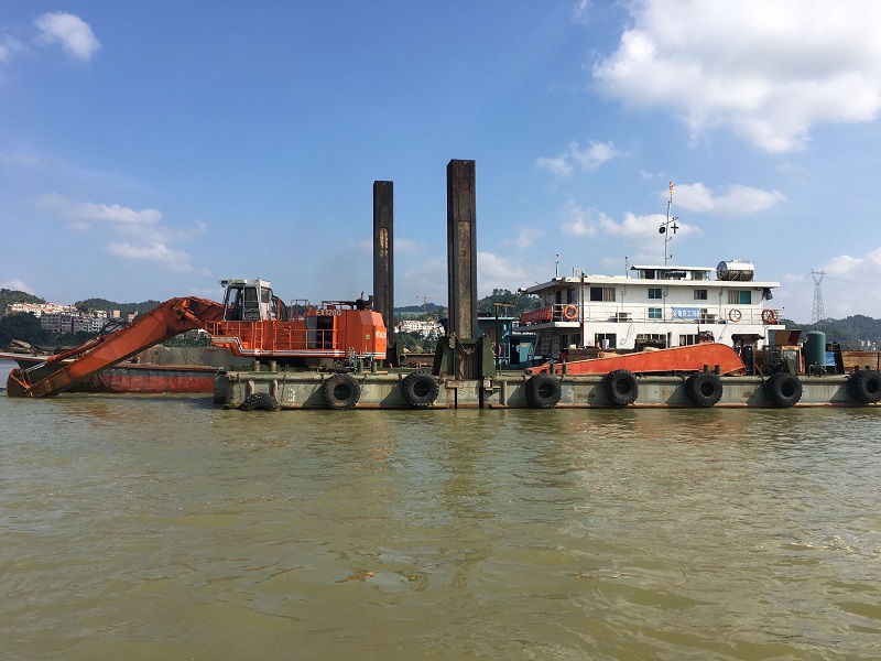 拟投入使用的反铲挖泥船.jpg 拟投入使用的反铲挖泥船.jpg