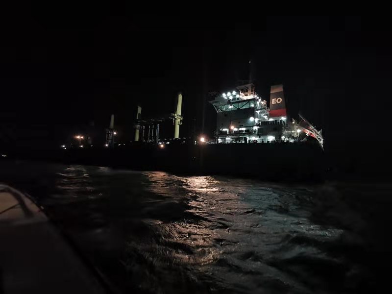 图为:引航员正在靠近“埃尔莎” 轮执行救援任务.jpg 图为:引航员正在靠近“埃尔莎” 轮执行救援任务.jpg