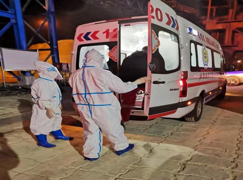 图为:迅速转移急症船员送往医院抢救.jpg 图为:迅速转移急症船员送往医院抢救.jpg