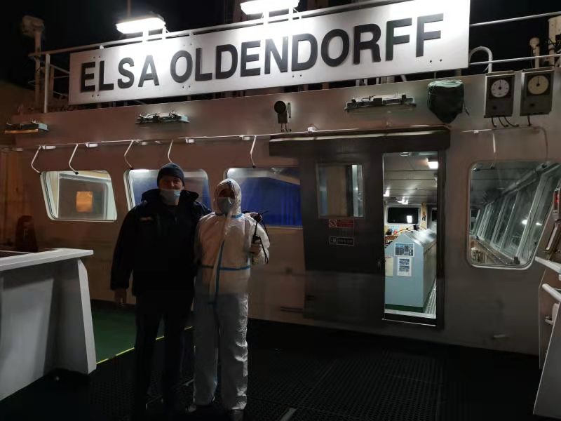 图为:船长对引航员赵斌(右)的及时救援连连称赞.jpg 图为:船长对引航员赵斌(右)的及时救援连连称赞.jpg