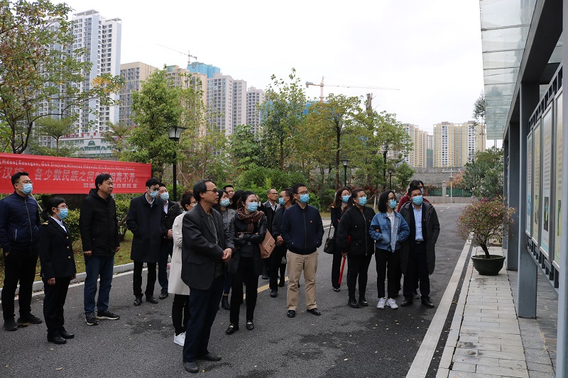 图为:参观人员在廉政文化长廊观看廉政文化展板.jpg 图为:参观人员在廉政文化长廊观看廉政文化展板.jpg