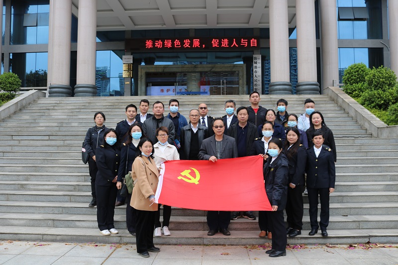 图为:参观廉政教育基地人员合影.jpg 图为:参观廉政教育基地人员合影.jpg