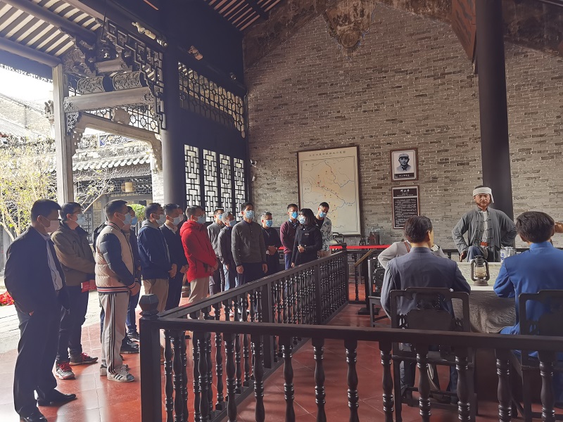 2.参观百色起义决策会议再现场景.jpg 2.参观百色起义决策会议再现场景.jpg