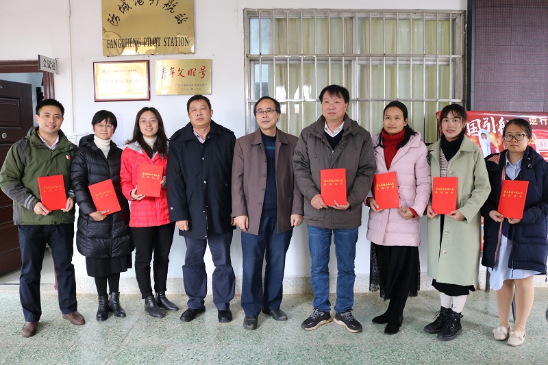 图为：李盛乐书记(右五)、朱云生站长（右四）与获奖人员合影.JPG