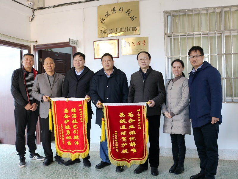 图为：朱云生站长（左四）和刘志辉副站长（左三）接受企业赠送的锦旗.jpg