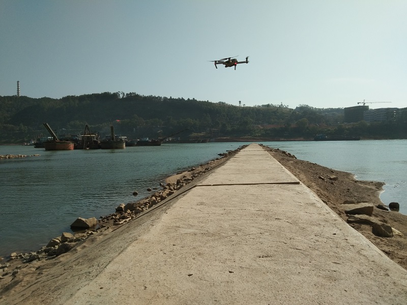 无人机在巡检整治建筑物.jpg 无人机在巡检整治建筑物.jpg