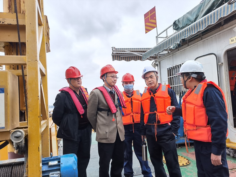 林副指挥长和现场施工人员交流.jpg 林副指挥长和现场施工人员交流.jpg