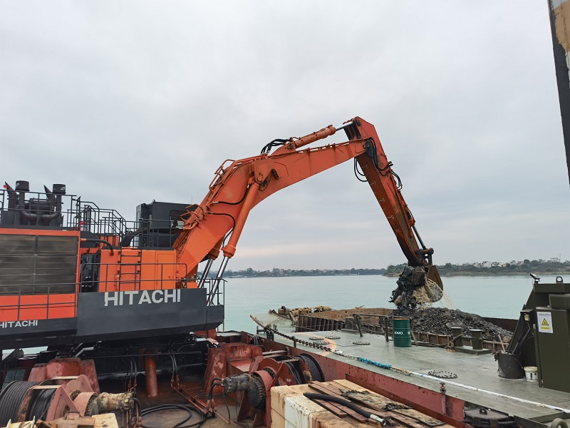 疏浚船作业疏浚.jpg 疏浚船作业疏浚.jpg