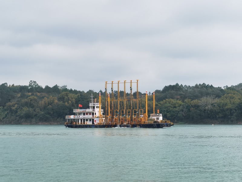 炸礁船开足马力钻爆施工.jpg 炸礁船开足马力钻爆施工.jpg