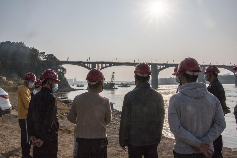 与贵梧3000吨级航道工程1标项目处党员在梧州市五矿码头现场察看施工情况.jpg 与贵梧3000吨级航道工程1标项目处党员在梧州市五矿码头现场察看施工情况.jpg