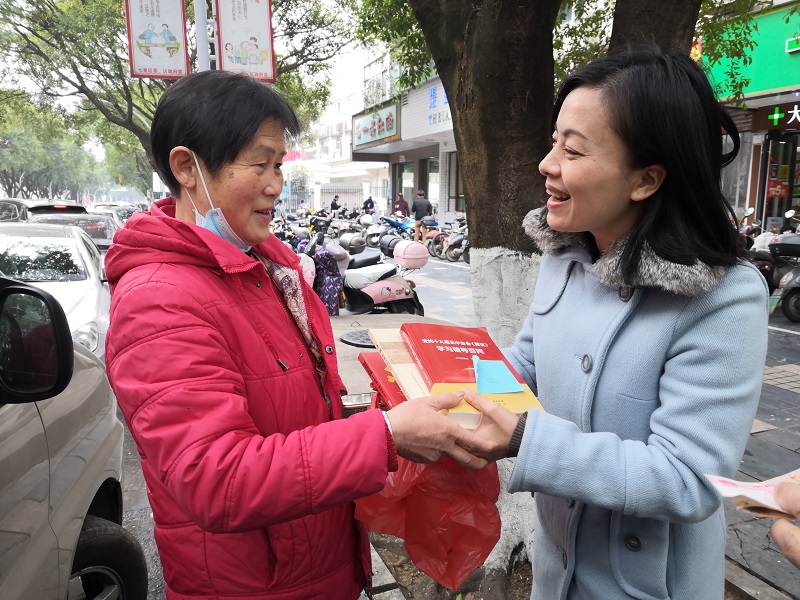 党总支副书记慰问老党员.jpg 党总支副书记慰问老党员.jpg