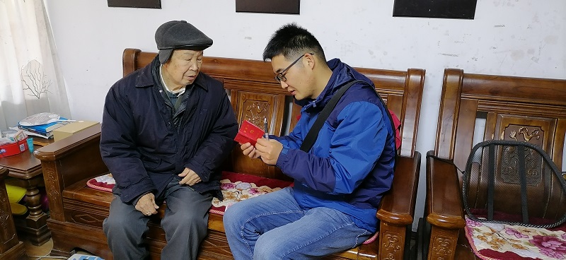 老党员缴纳党费.jpg 老党员缴纳党费.jpg