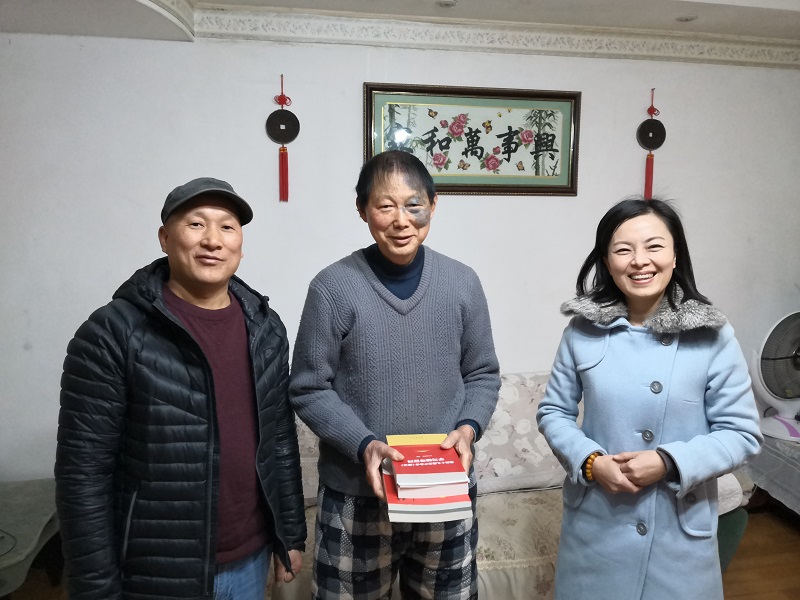 党总支副书记和二支部书记慰问老党员.jpg 党总支副书记和二支部书记慰问老党员.jpg