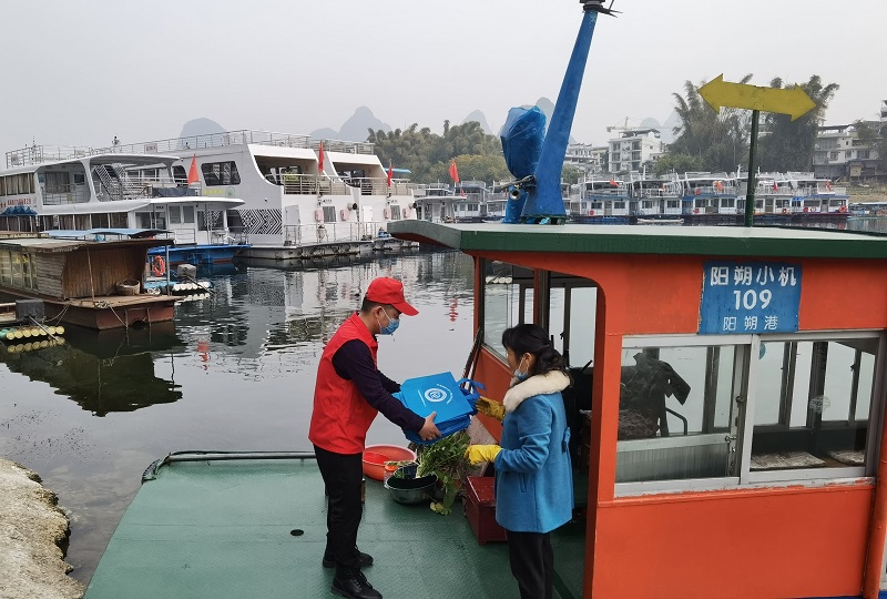 开展“情满旅途八桂行 交通青年献温暖”主题活动 (3).jpg 开展“情满旅途八桂行 交通青年献温暖”主题活动 (3).jpg