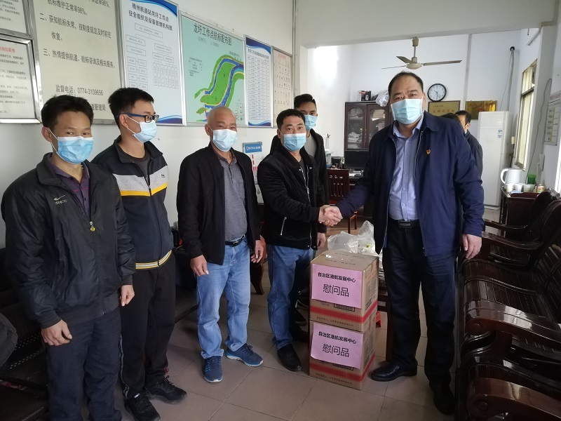 王永兴书记慰问龙圩航道站职工.jpg 王永兴书记慰问龙圩航道站职工.jpg