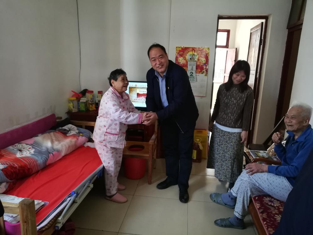 王永兴书记慰问梧州航道养护中心困难老党员刘木带.jpg 王永兴书记慰问梧州航道养护中心困难老党员刘木带.jpg