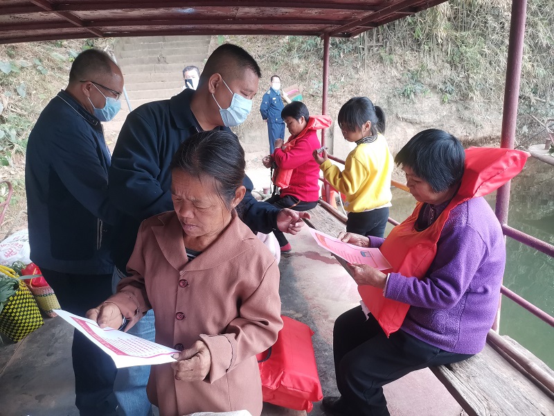 指导组发放安全生产、疫情防控和扫黑除恶宣传资料，号召群众监督水运安全并做好自我防护工作。.jpg