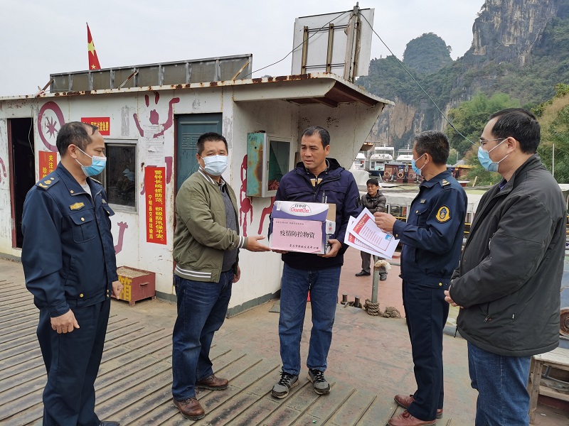 指导组为困难渡工送上疫情防控物资并叮嘱他们春运安全一刻不能松懈.jpg