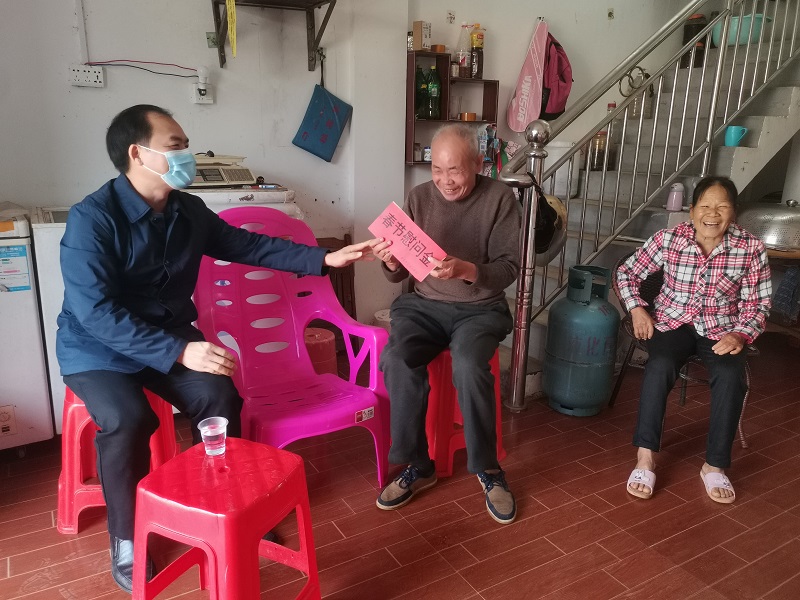 崇左市港航发展中心主任何月甫与帮扶贫困户促膝交谈并送上春节慰问金.jpg 崇左市港航发展中心主任何月甫与帮扶贫困户促膝交谈并送上春节慰问金.jpg