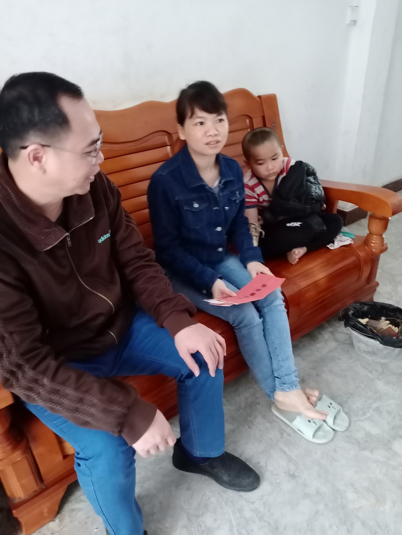 崇左市港航发展中心领导干部与帮扶贫困户促膝长谈.jpg 崇左市港航发展中心领导干部与帮扶贫困户促膝长谈.jpg