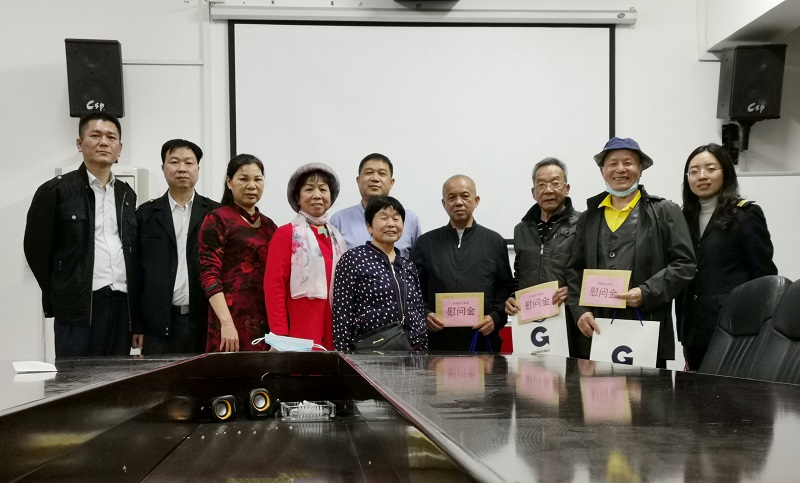 图为:退休干部在座谈会上合影.jpg 图为:退休干部在座谈会上合影.jpg