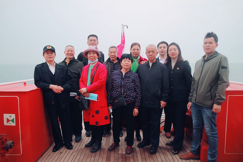 图为:退休干部乘坐“北部湾引32”引航船合影.jpg 图为:退休干部乘坐“北部湾引32”引航船合影.jpg