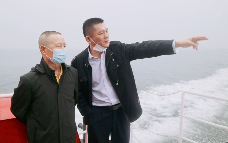 图为:韦孟昌副站长(右)向退休干部介绍港口的新发展.jpg 图为:韦孟昌副站长(右)向退休干部介绍港口的新发展.jpg