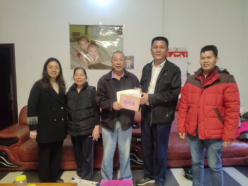 图为:走访慰问退休老干部合影.jpg 图为:走访慰问退休老干部合影.jpg