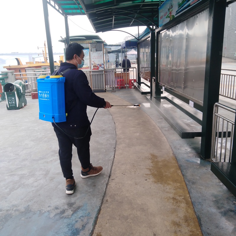 水上公交工作人员对南车渡码头公共设施实行每日定期消毒.jpg