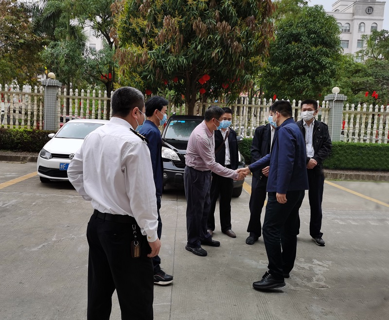 图为:张筱龙局长(右二)亲切问候突击队员.jpg 图为:张筱龙局长(右二)亲切问候突击队员.jpg