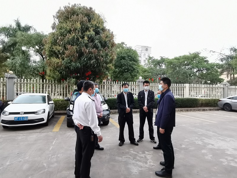 图为:张筱龙局长对突击队员安全和防疫工作进行部署.jpg 图为:张筱龙局长对突击队员安全和防疫工作进行部署.jpg